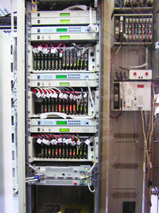 Шкаф с оборудованием IDU на узловой площадке связи